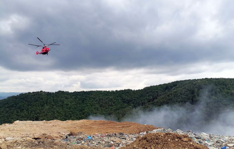 Хеликоптери МУП-а ангажовани на гашењу пожара на депонији „Дубоко”