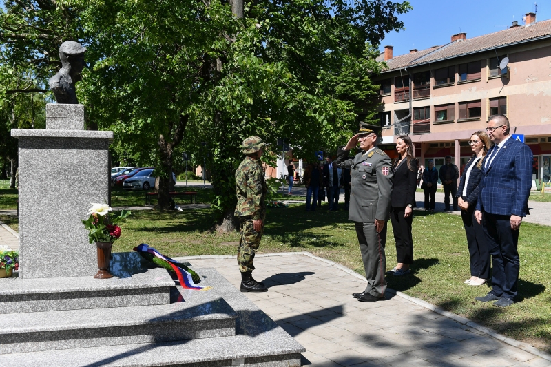 Положен венац на споменик палом борцу са Кошара Тибору Церни