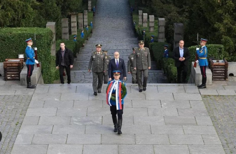 Премијер Вучевић положио венац на Споменик незнаном јунаку на Авали