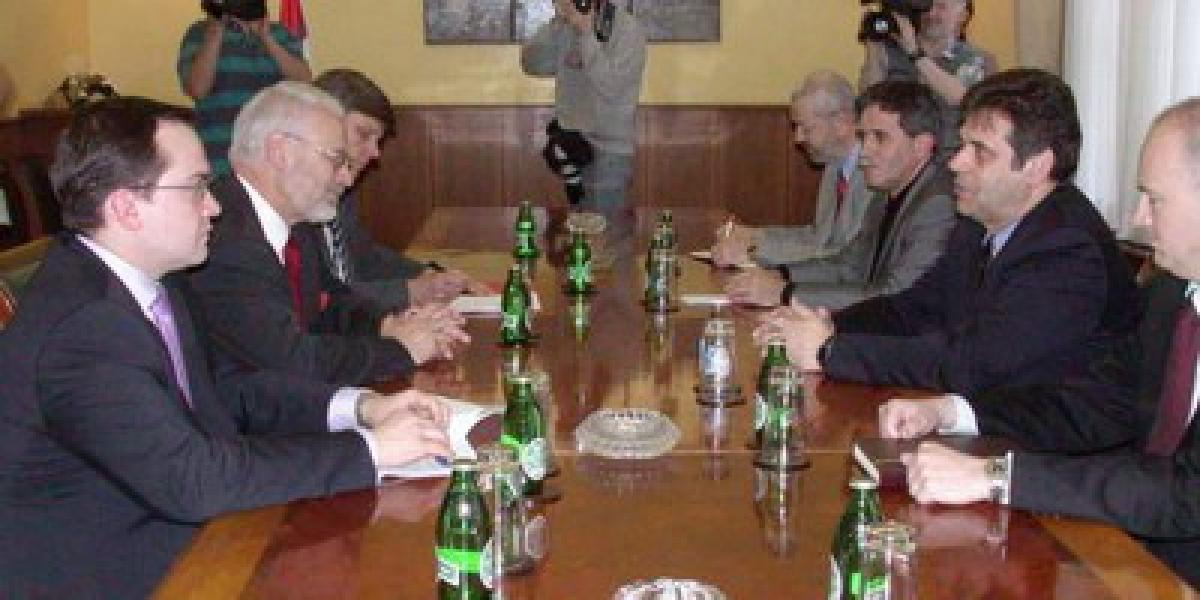 Специјални координатор Пакта за стабилност југоисточне Европе Ерхард Бусек у разговору са премијером Коштуницом
