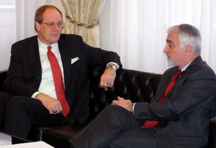 Потпредседник Владе Србије са амбасадором САД-а у СЦГ Мајклом Полтом